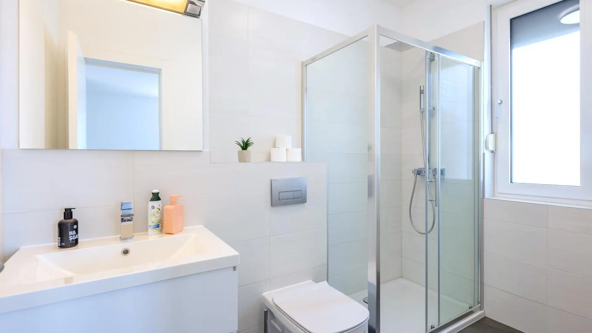 Stunning Kasuni Beach Apartments In Split