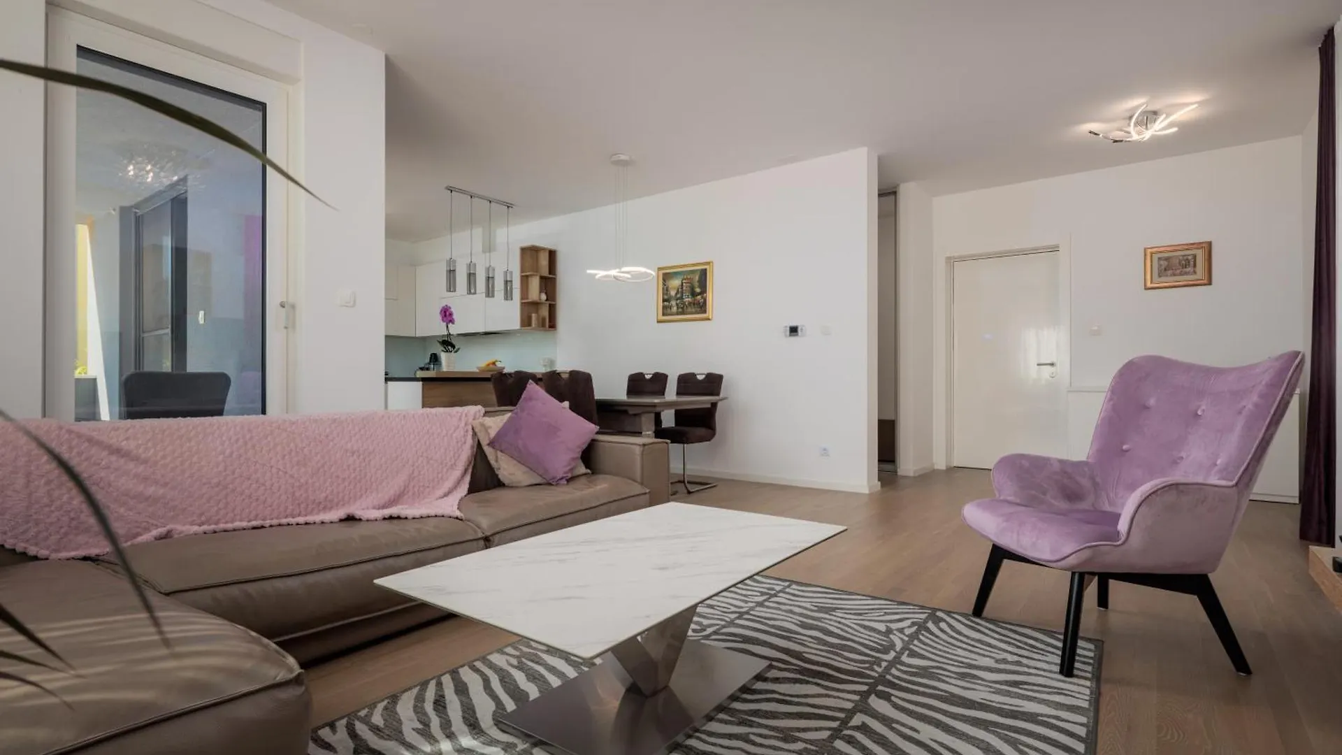 Stunning Kasuni Beach Apartments In Split Chorvatsko