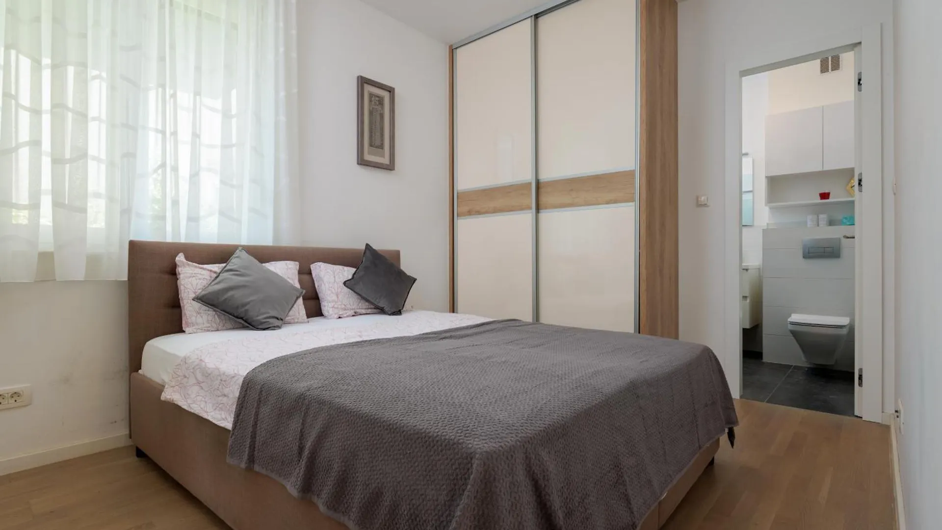 Stunning Kasuni Beach Apartments In Split 0*,