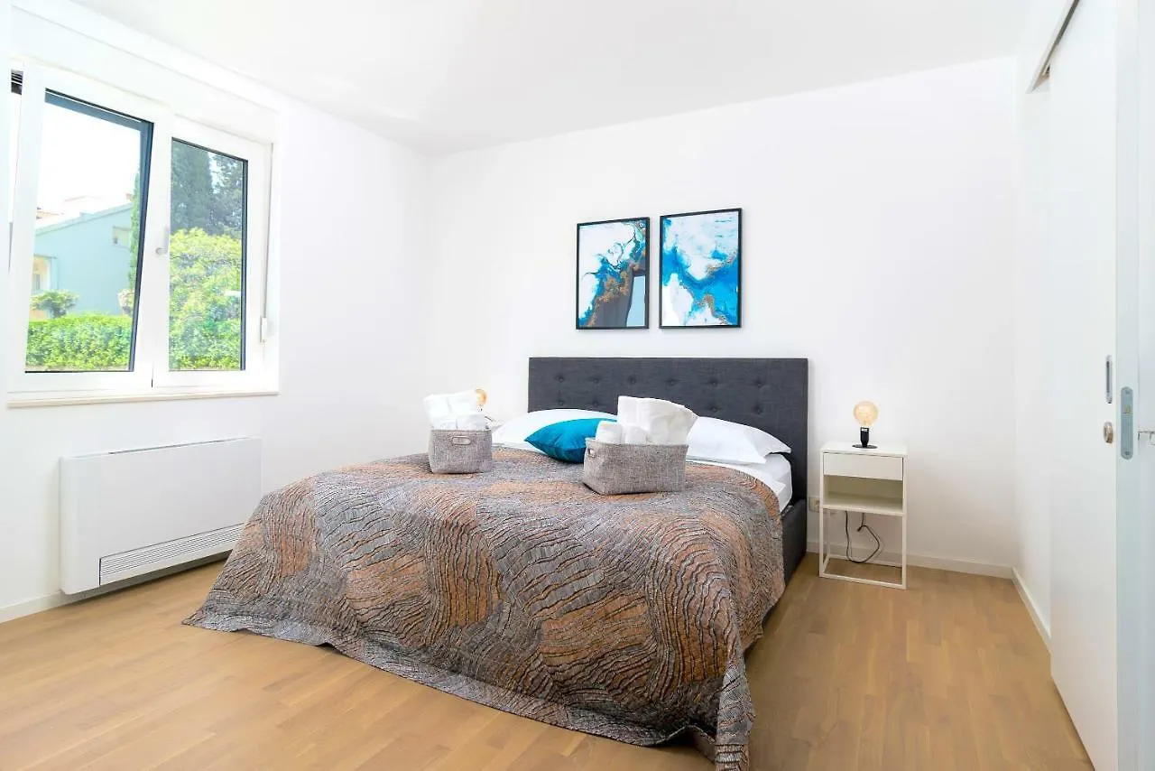 Stunning Kasuni Beach Apartments In Split 0*,